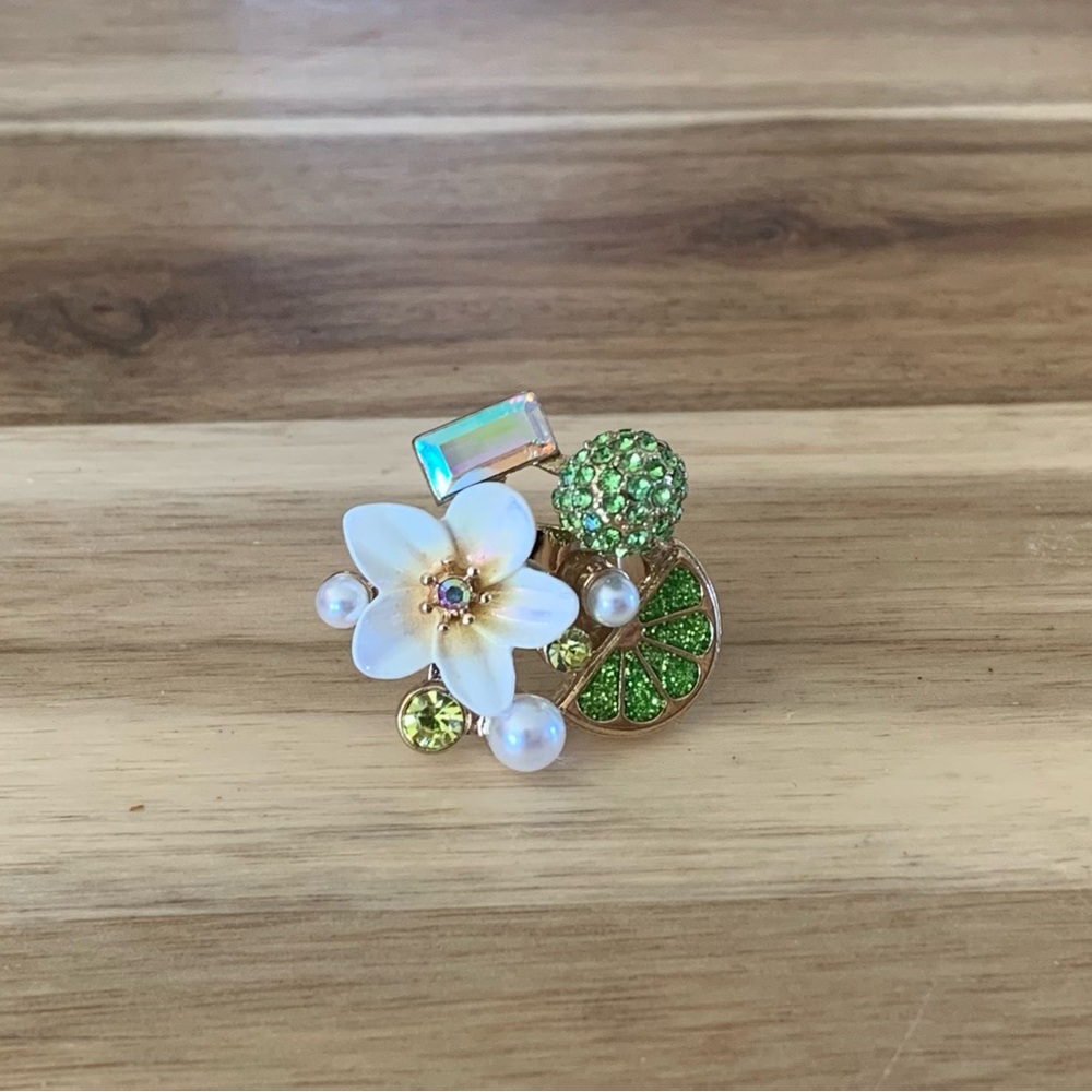 Betsey Johnson lime cocktail statement ring Size 7.5 NWOT
